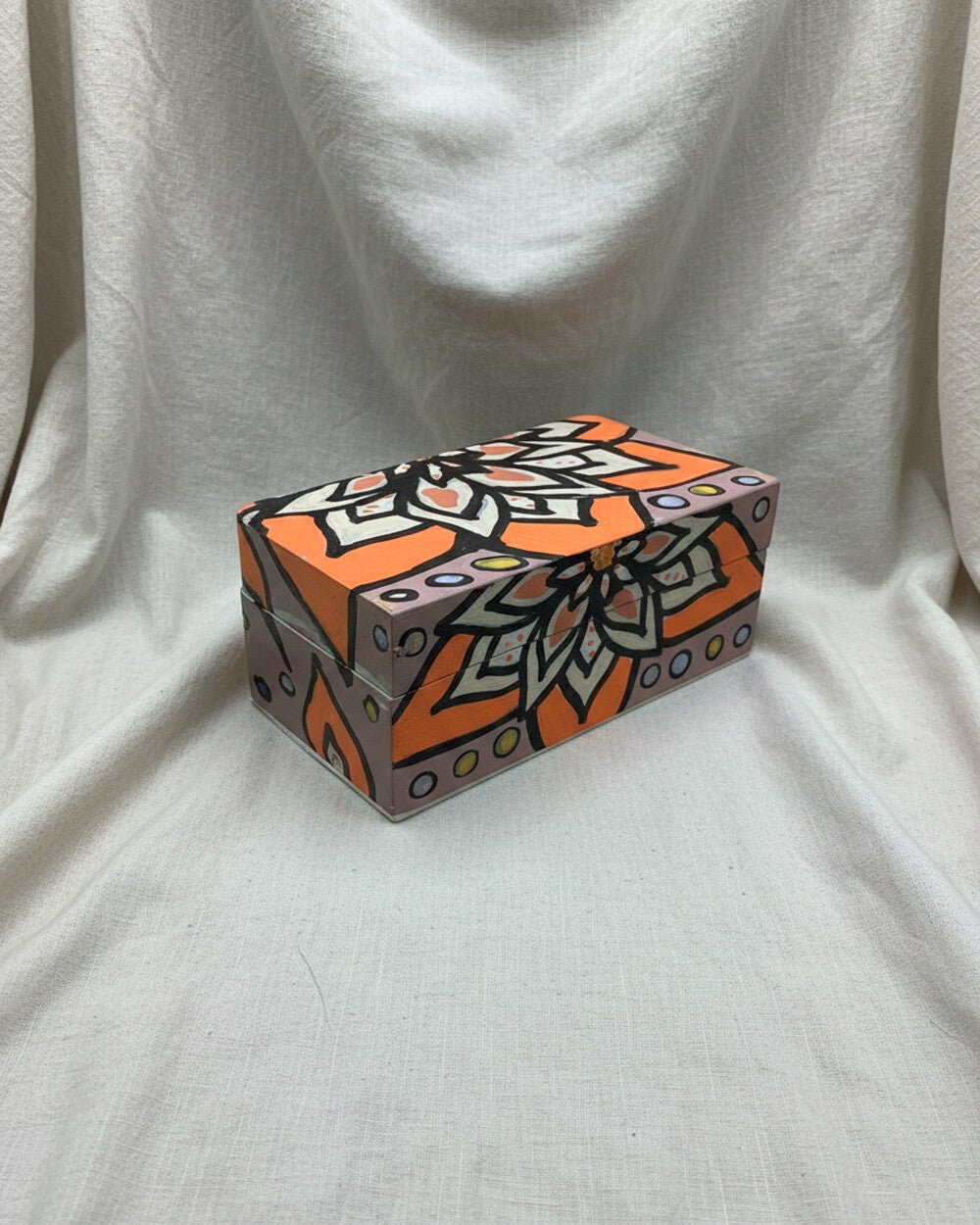 Caja de Madera Pintada a Mano - Diseño Mandala Geométrico en Naranja y Gris