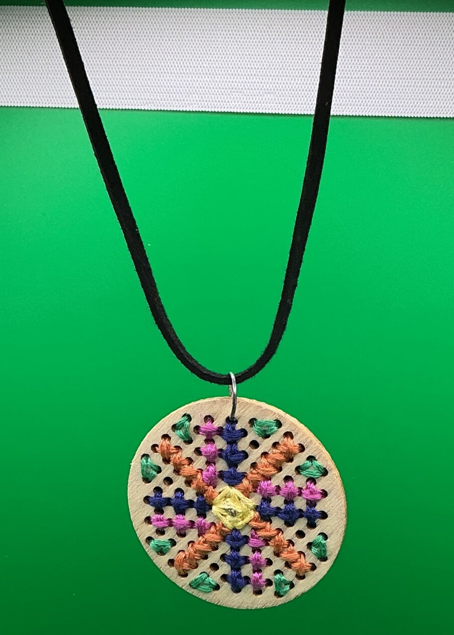 Colgante de madera bordado a mano - Mandala multicolor".