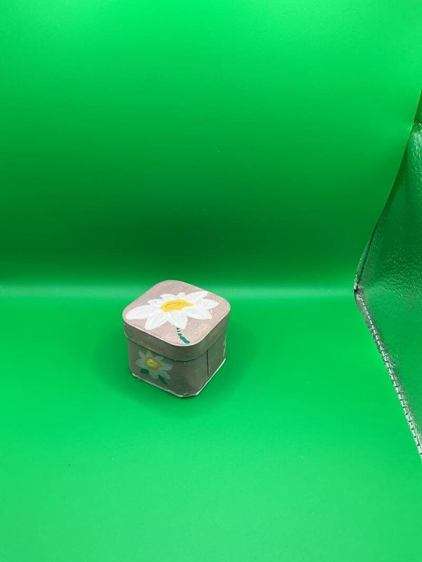 Caja cuadrada margarita  grande.  Diseño  7