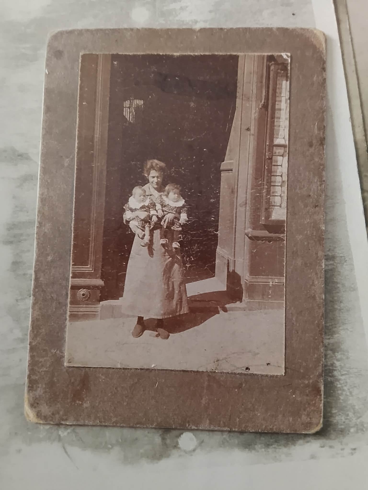 Colette et Paulette Frainier  et leur maman 1923