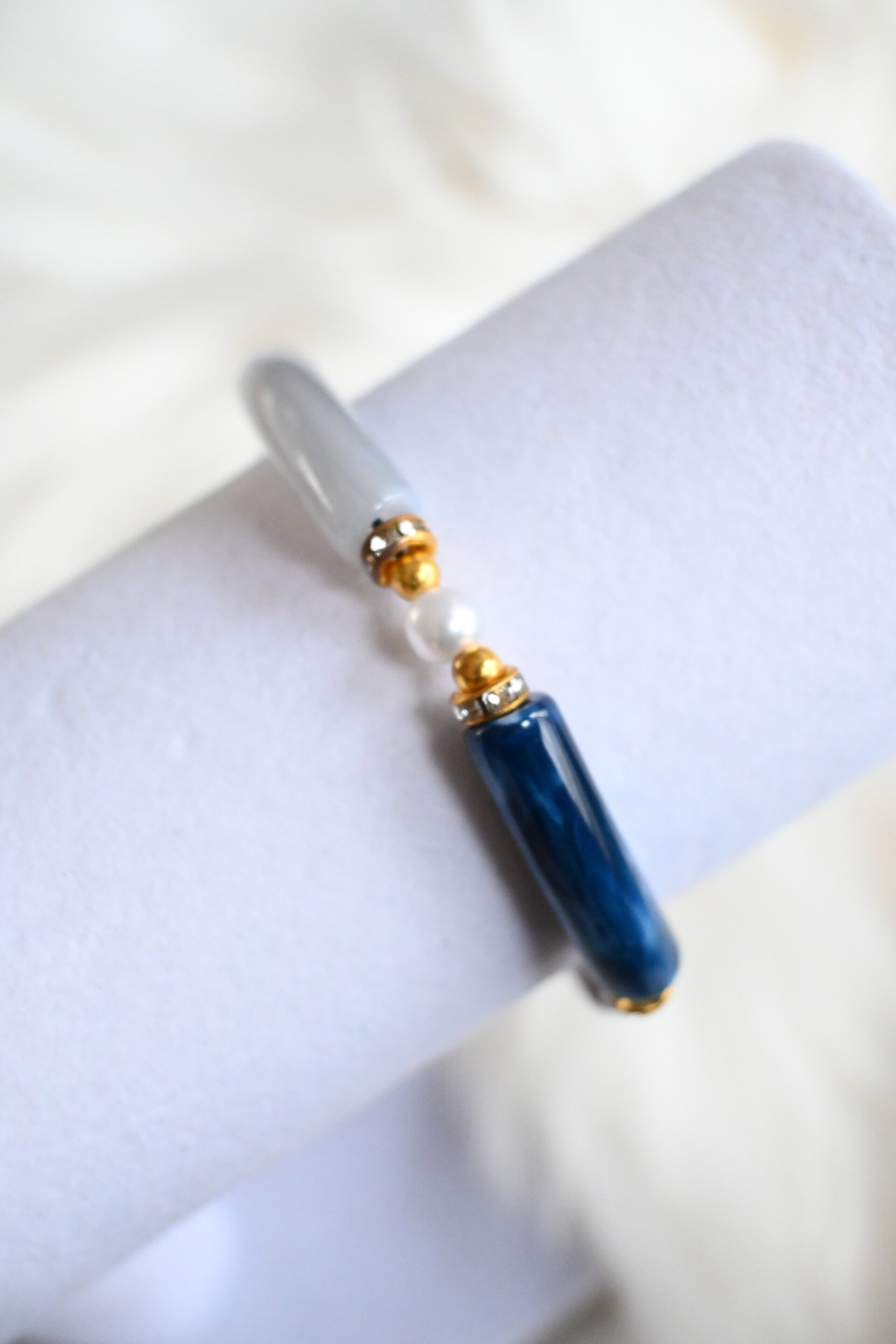 Armband - grote kralen - blauw/goud/wit - elastisch
