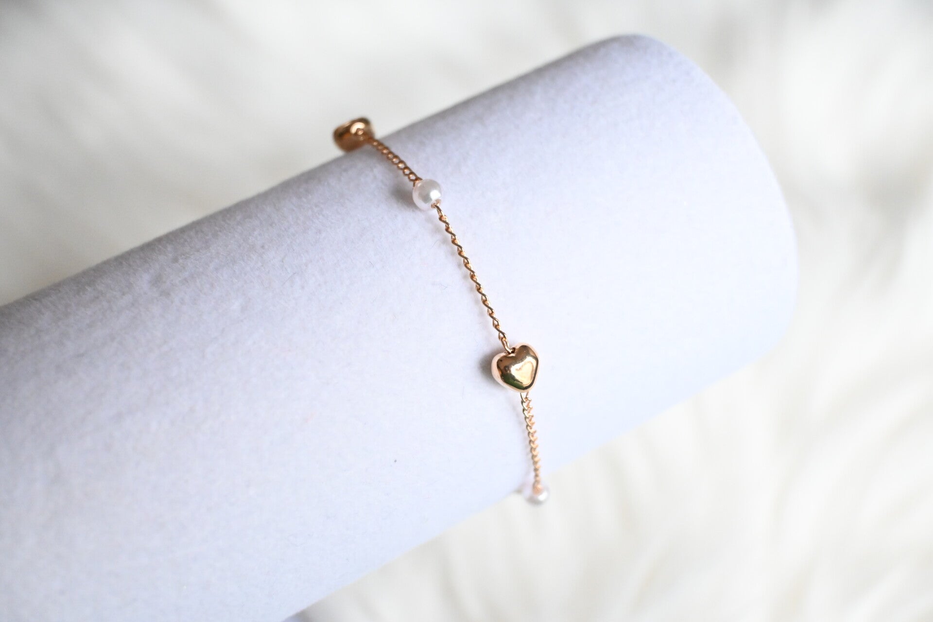 Armband - Goudkleurige hartjes met witte parels - Verguld Stainless Steel