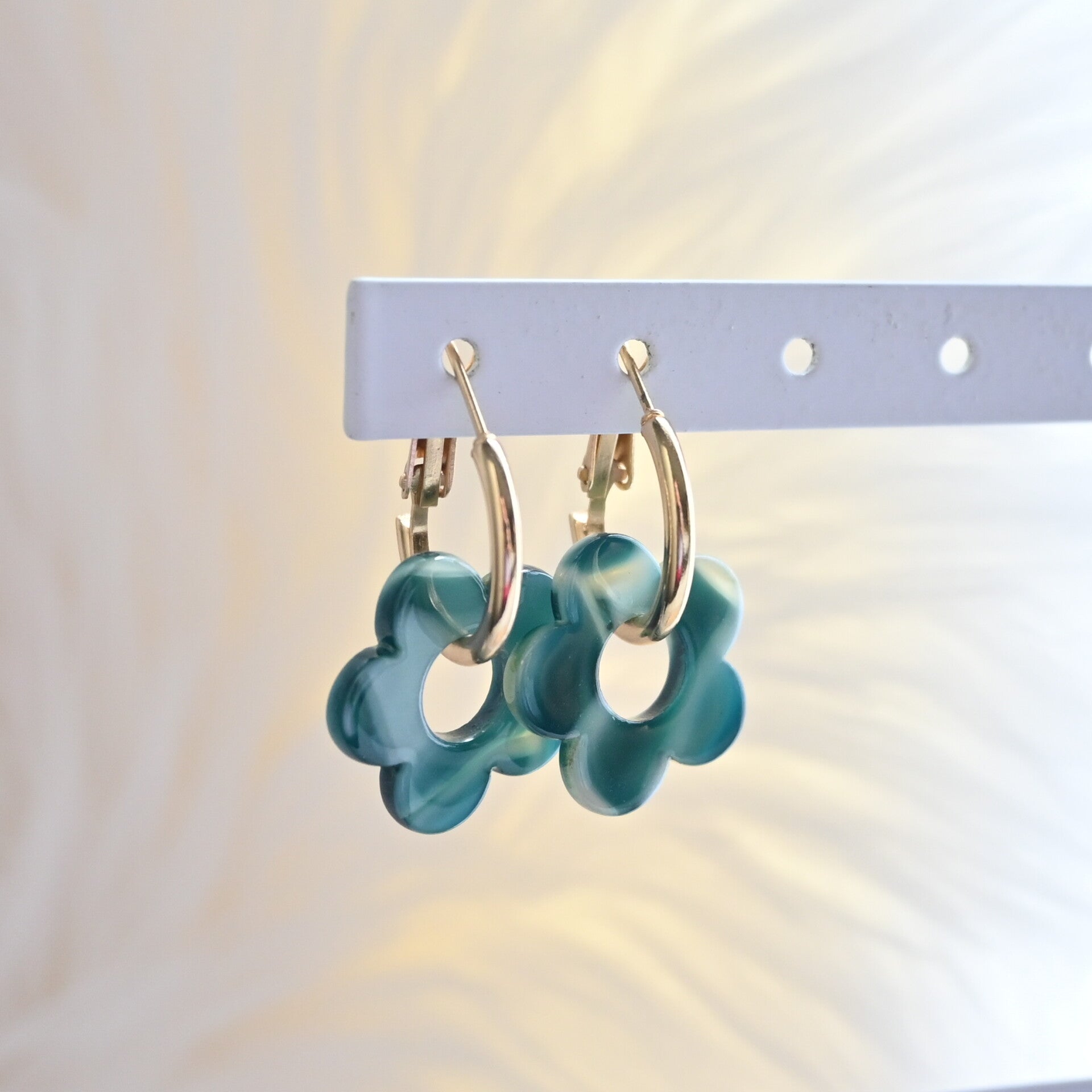 Oorbellen - Ringetjes met bloem - turquoise - Verguld Stainless Steel