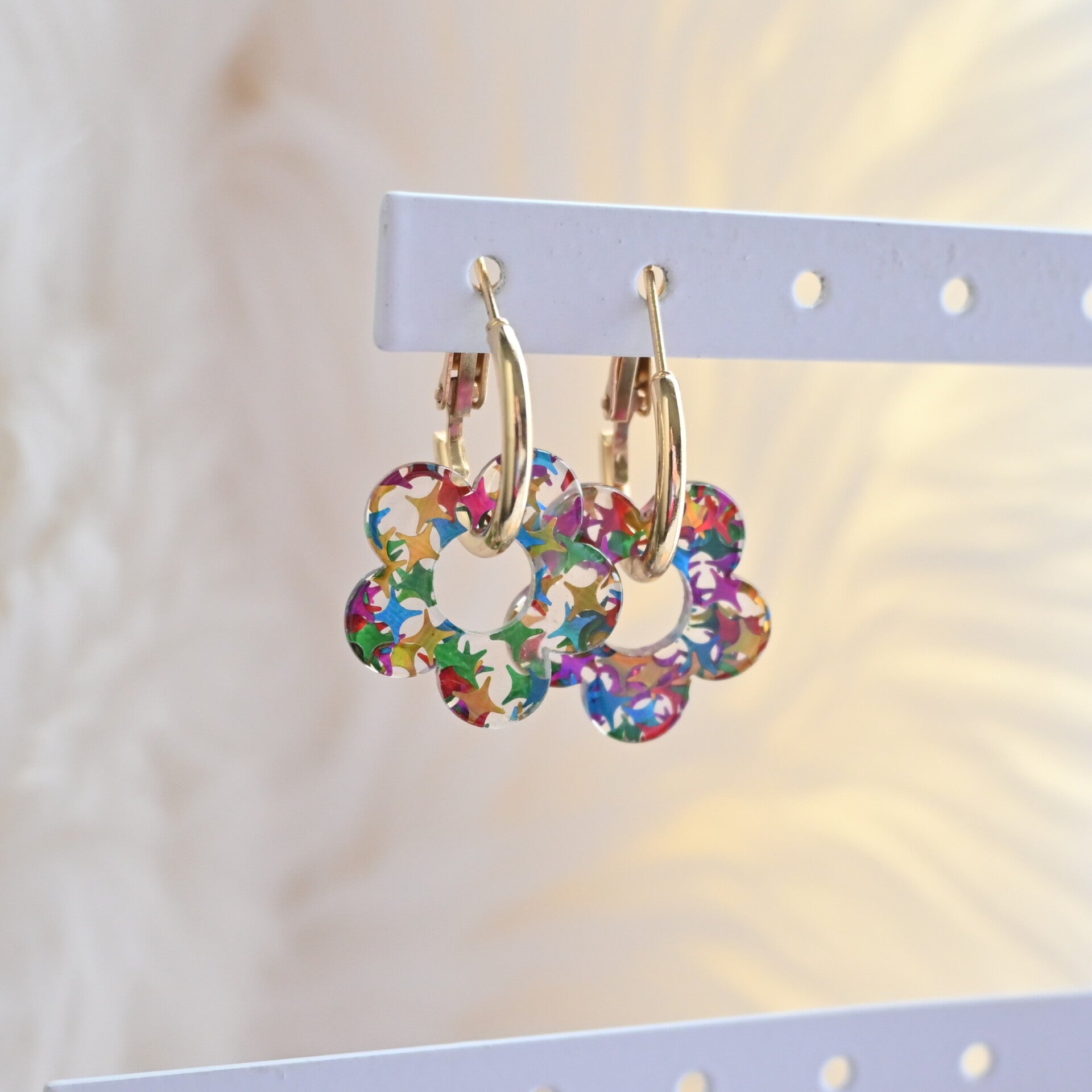 Oorbellen - Ringetjes met bloem - meerkleurige sterretjes - Verguld Stainless Steel