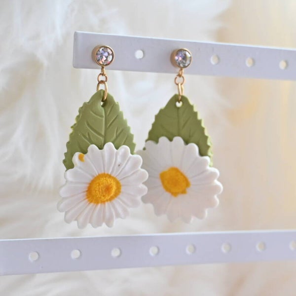 Oorbellen - witte bloemen met blad