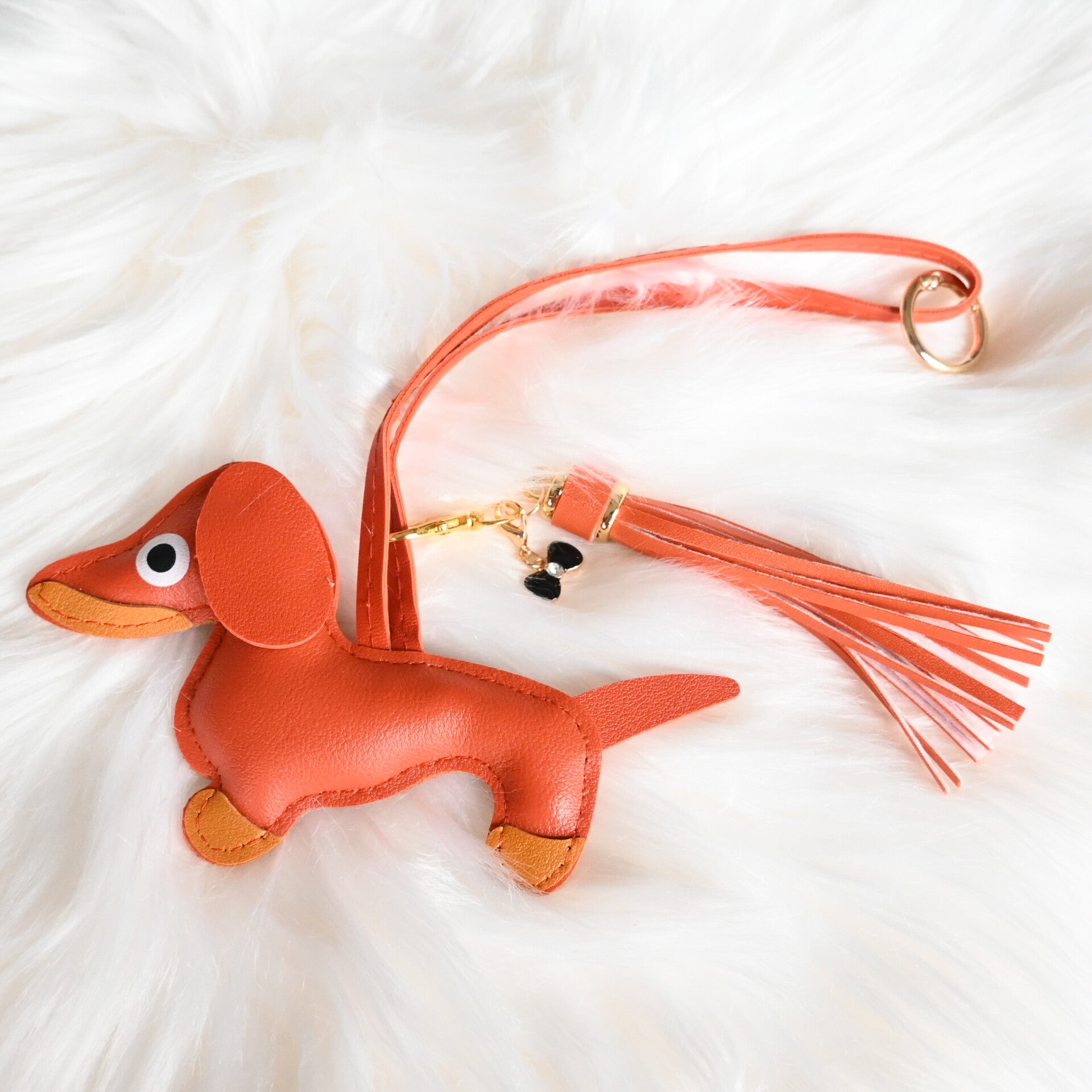 Teckel Hond Bag Charm – Lederen Tashanger met kwast en strikje - Oranje