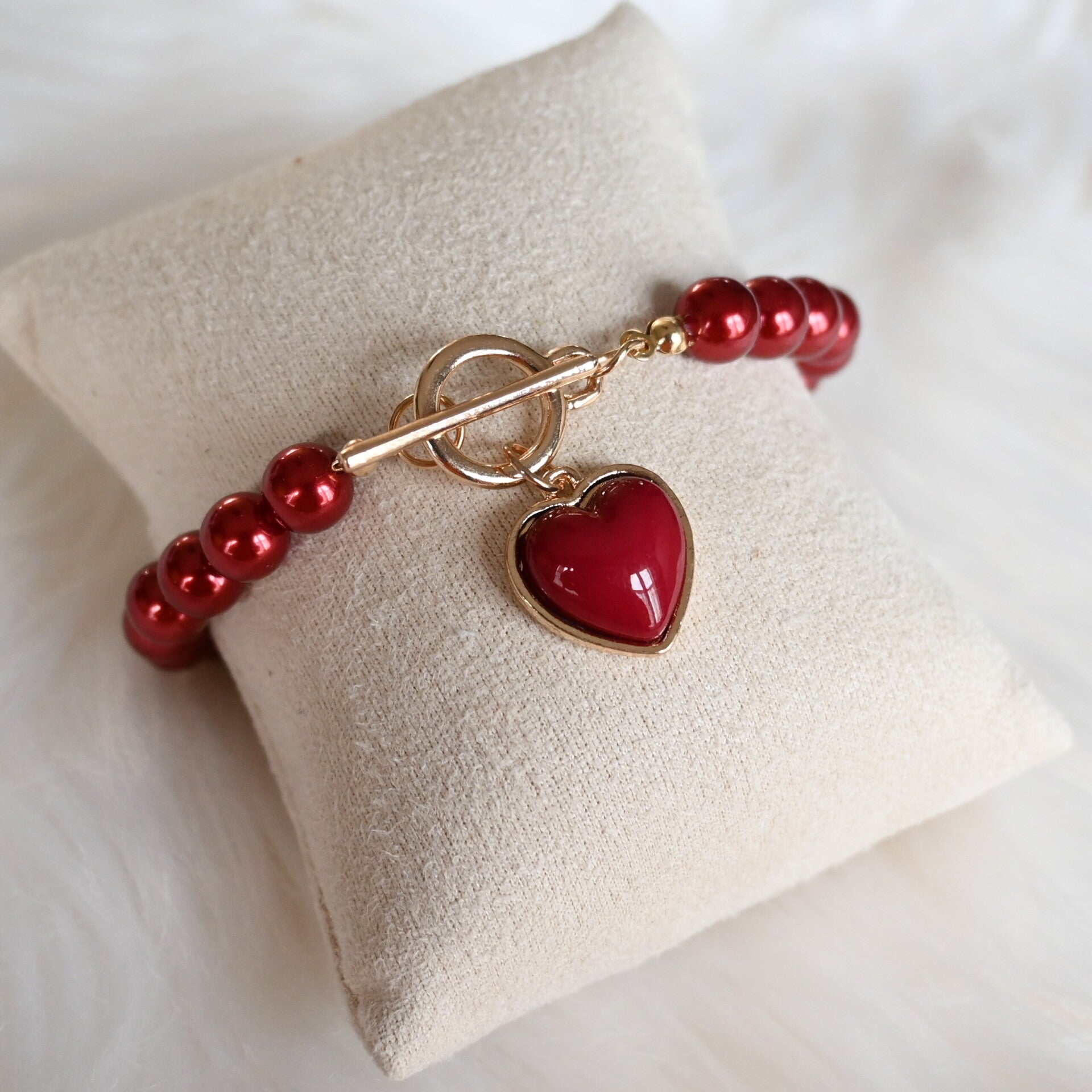 Armband - rode parels met hartje