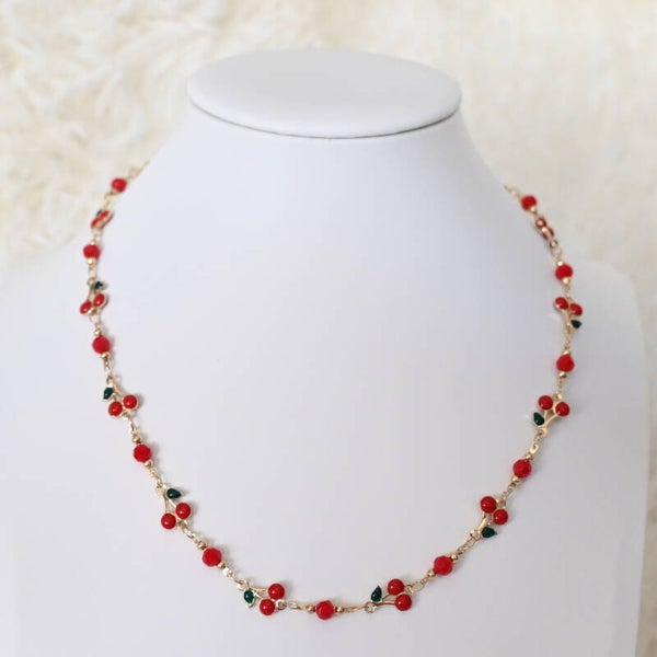 Zomerse ketting met zoete rode kersjes