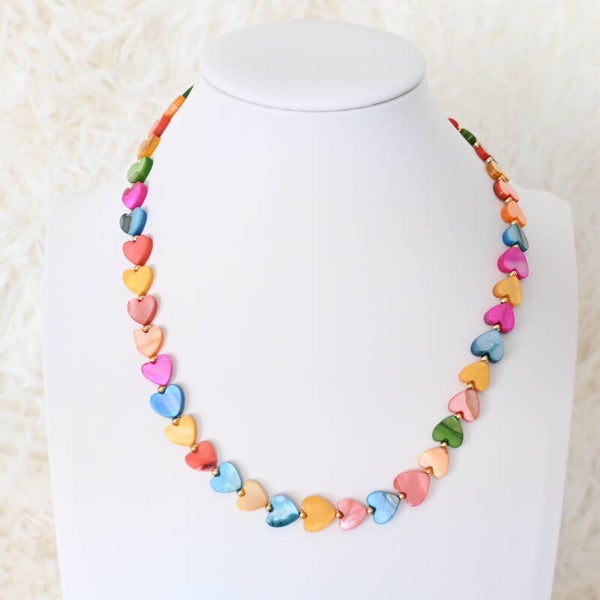 Speelse hartjesketting met kleurrijke kralen