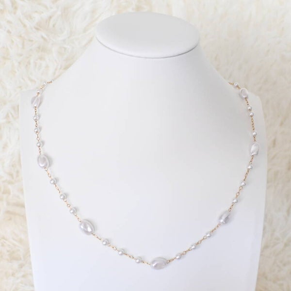 Speelse ketting met witte zoetwaterparels