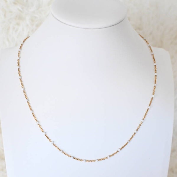 Fijne ketting met witte bolletjes