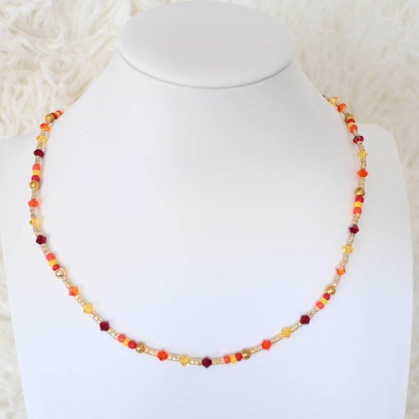 Ketting met glasparels en Swarovski kristallen in oranje tinten