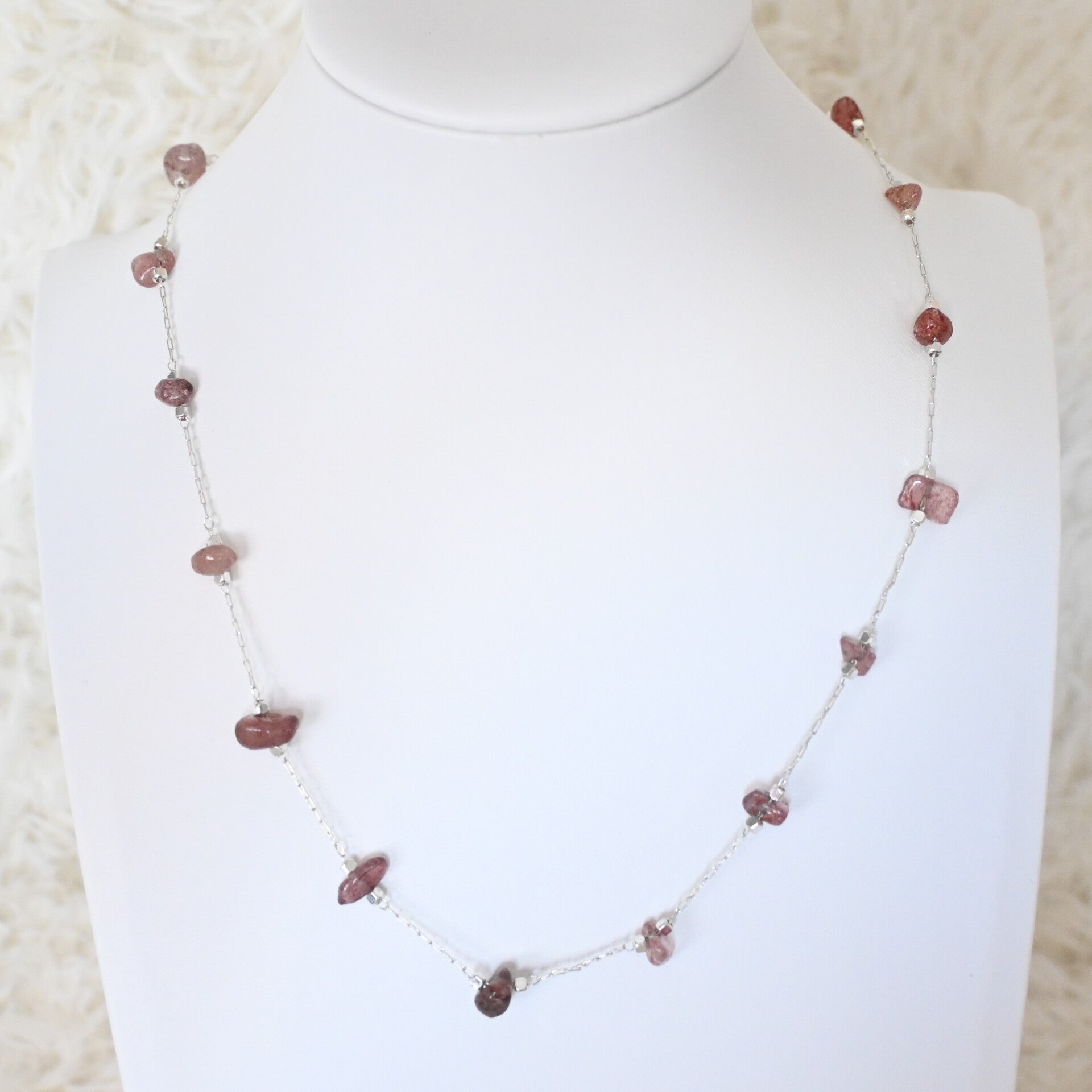 Fijne ketting met roze steentjes