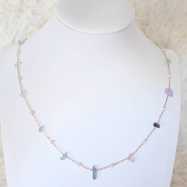 Ketting met gekleurde steentjes in grijstinten