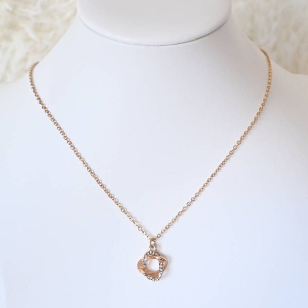 Ketting met dubbel rondje met steentjes in rosé goud