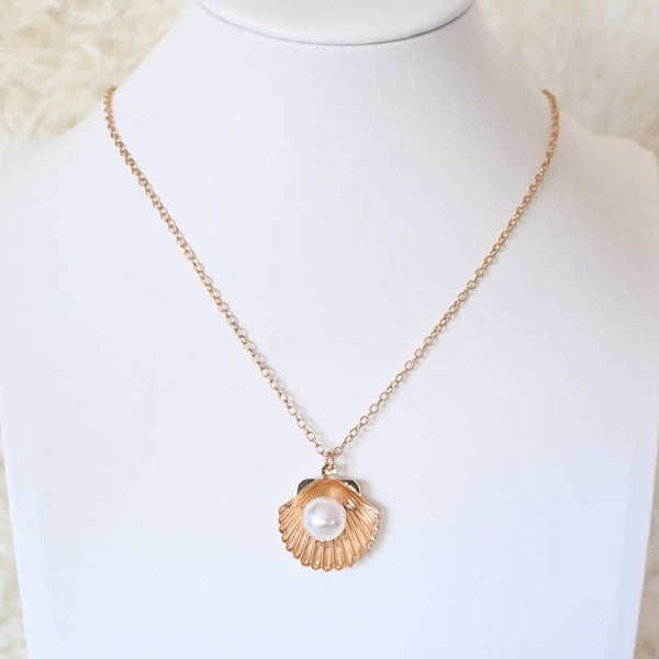 Zomerse ketting met schelp en zoetwaterparel