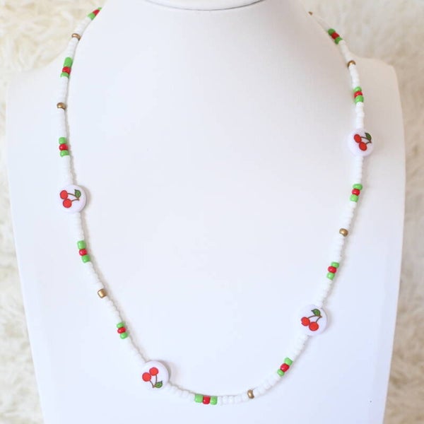 Witte ketting met zoete zomerse kersjes