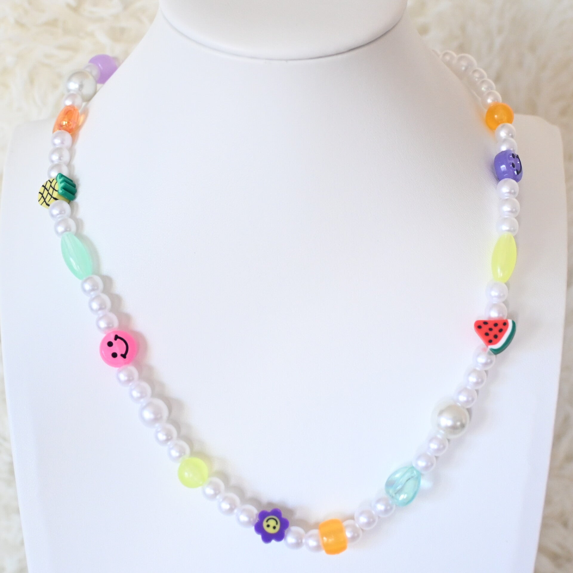 Zomerse kralenketting met parels & vrolijke accenten