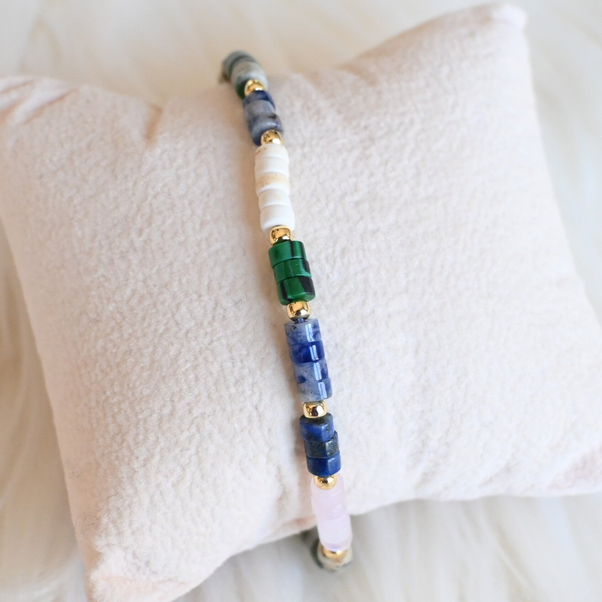 Armband met blauwe Swarovski kristallen en witte steentjes