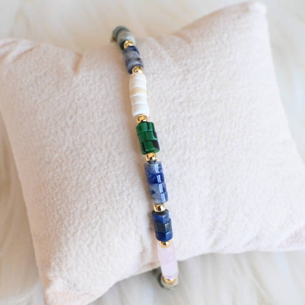 Armband met blauwe Swarovski kristallen en witte steentjes