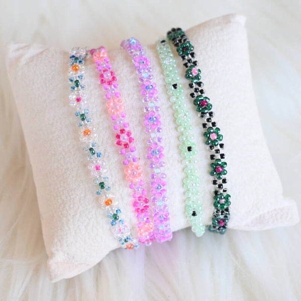 Funky armband met kleurrijke bloemetjes