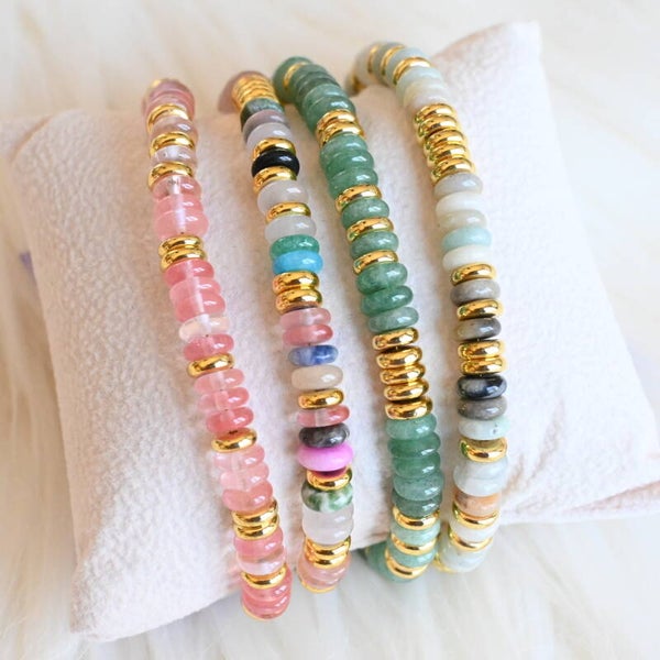 Funky meerkleurige armband met parels en goudtinten