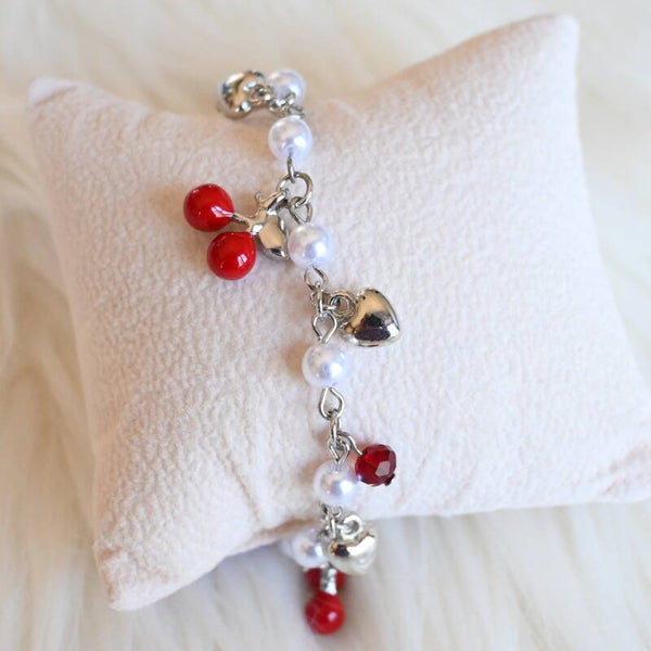Zilveren bedelarmband met zoete kersjes en parels