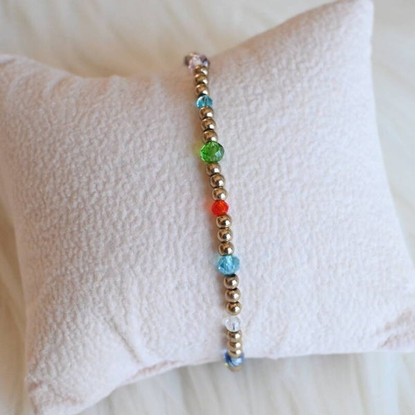 Elastische armband met parels en kristalletjes