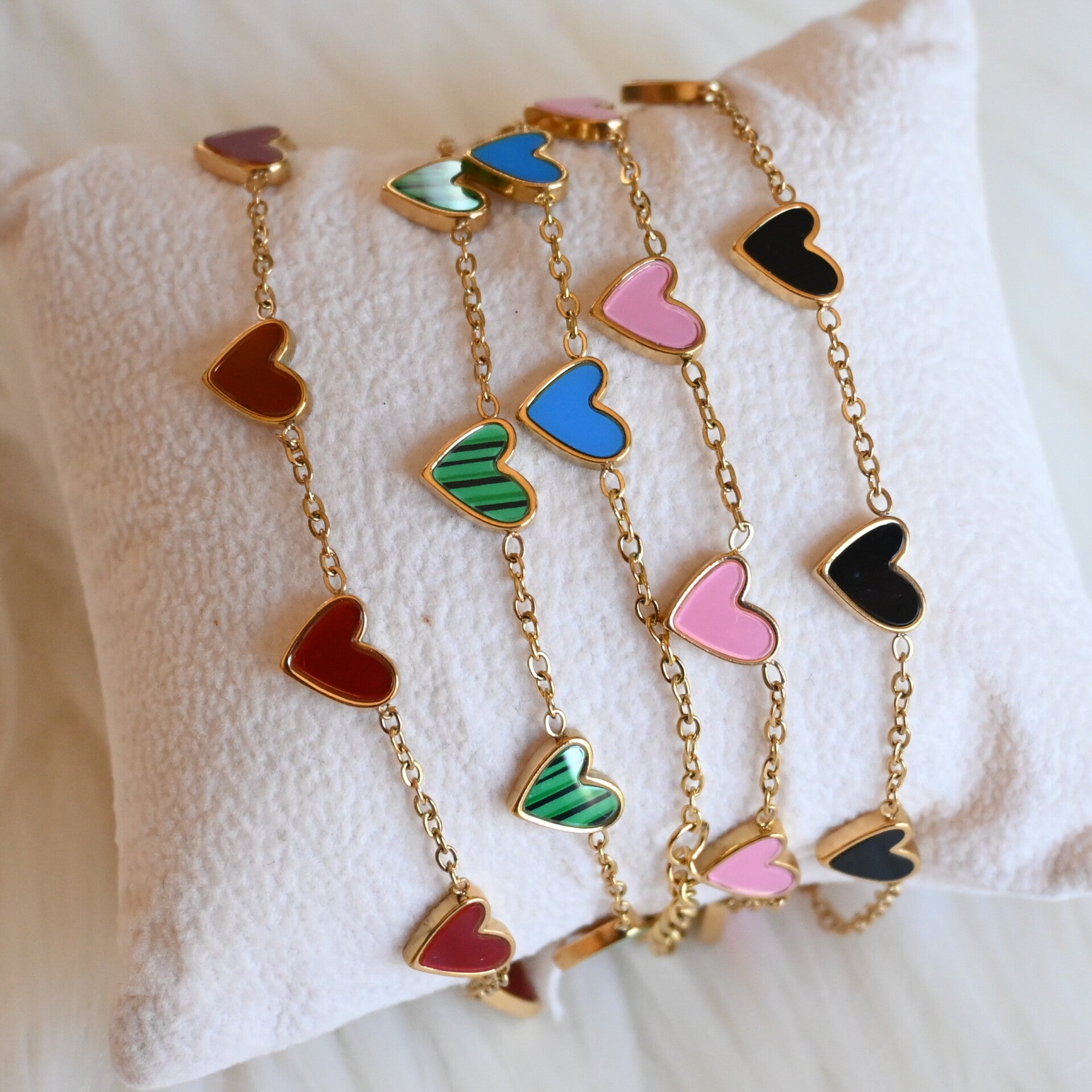 Fijne armband met hartjes in meerdere kleuren