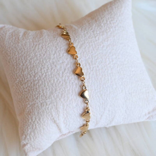 Armband met goudkleurige hartjes