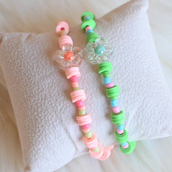Elastische armband met groene/roze parels en bloemetjes