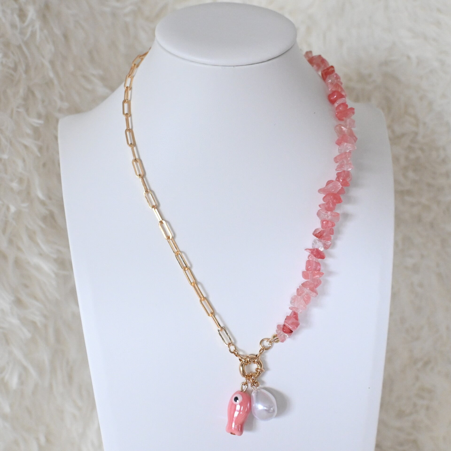 Funky zomerse bedelketting met roze parels en visje
