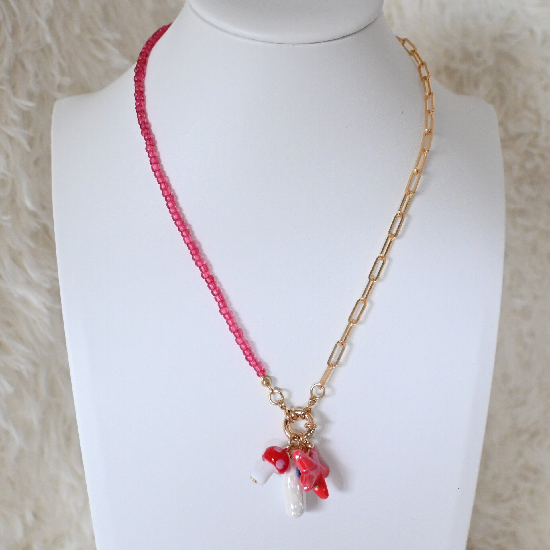 Trendy bedelketting met roze parels, verguld stainless steel en visje