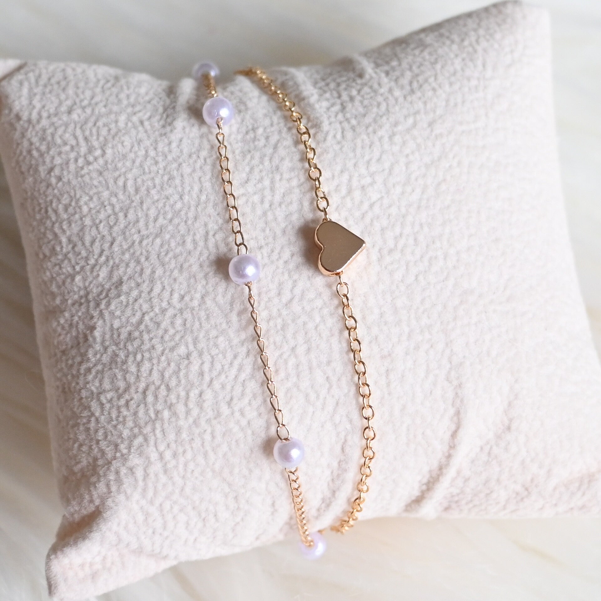 Dubbele goudkleurige armband witte parels en hartje