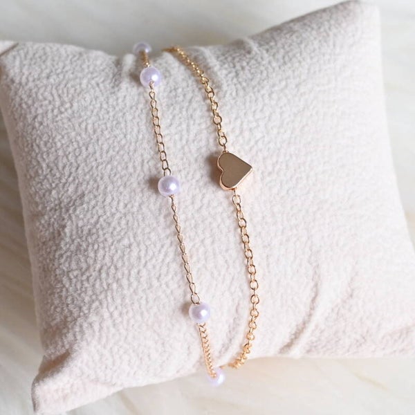 Dubbele goudkleurige armband witte parels en hartje