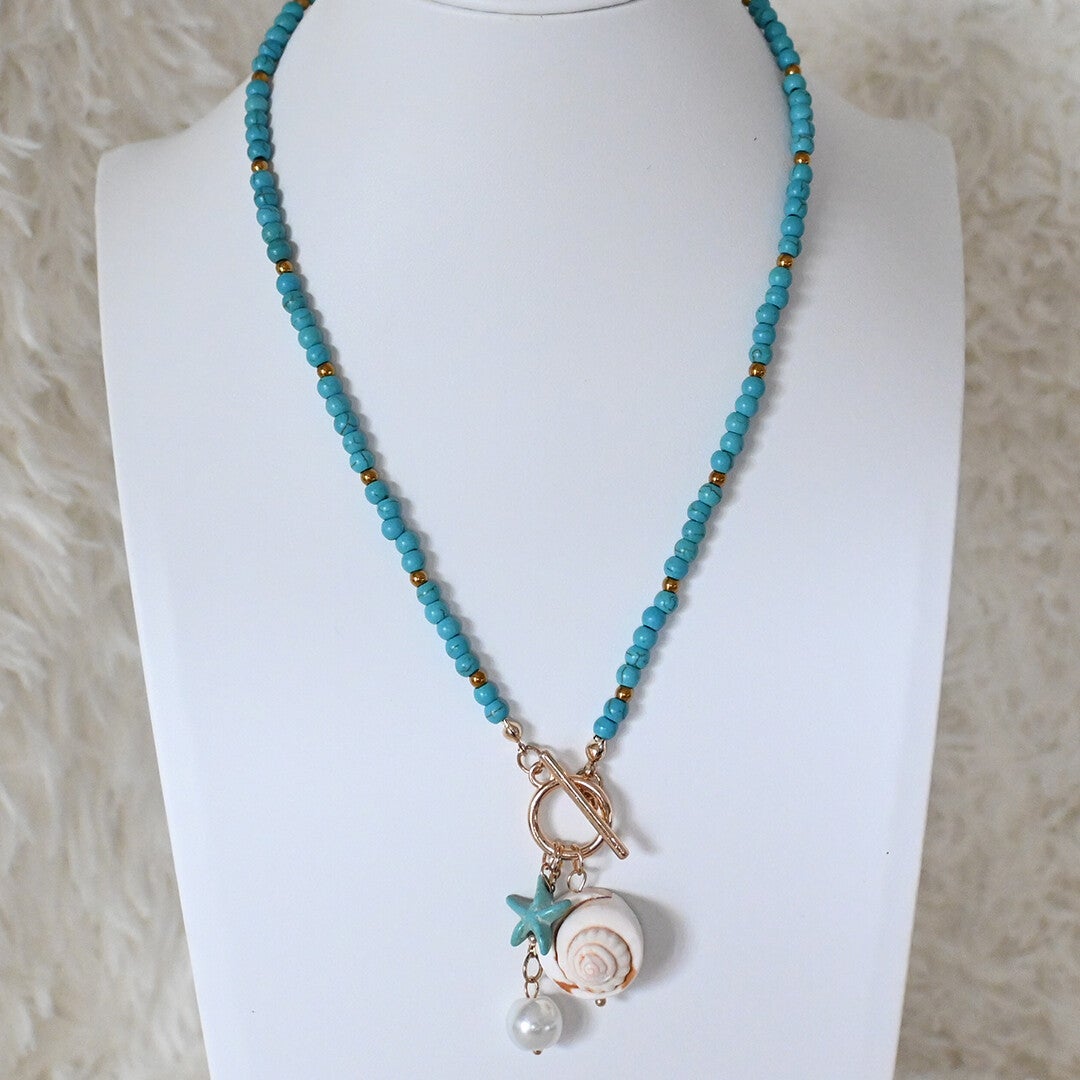 Zomerse turquoise bedelketting met schelp