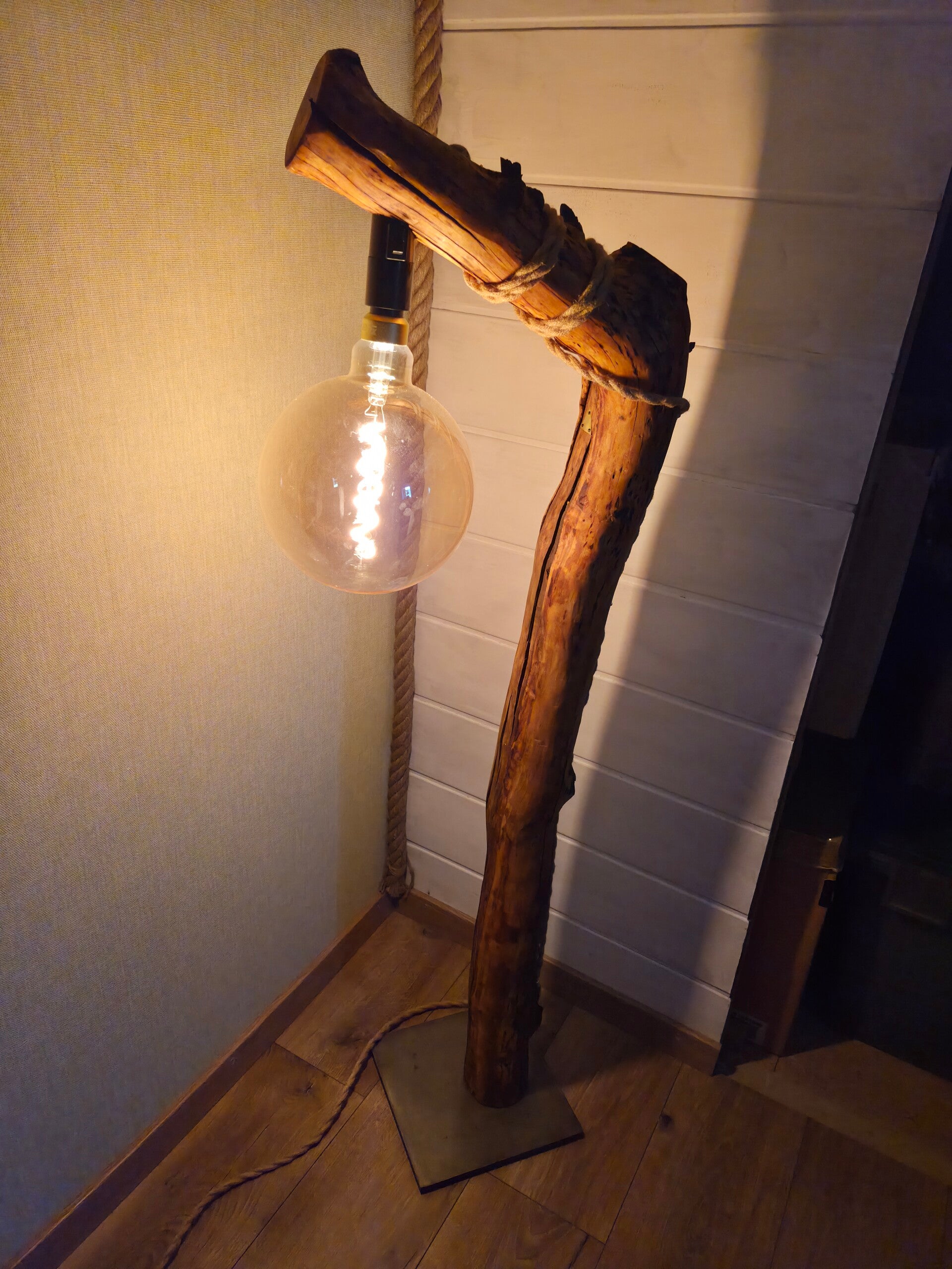 Astlampe aus Pfirsichbaum Holz