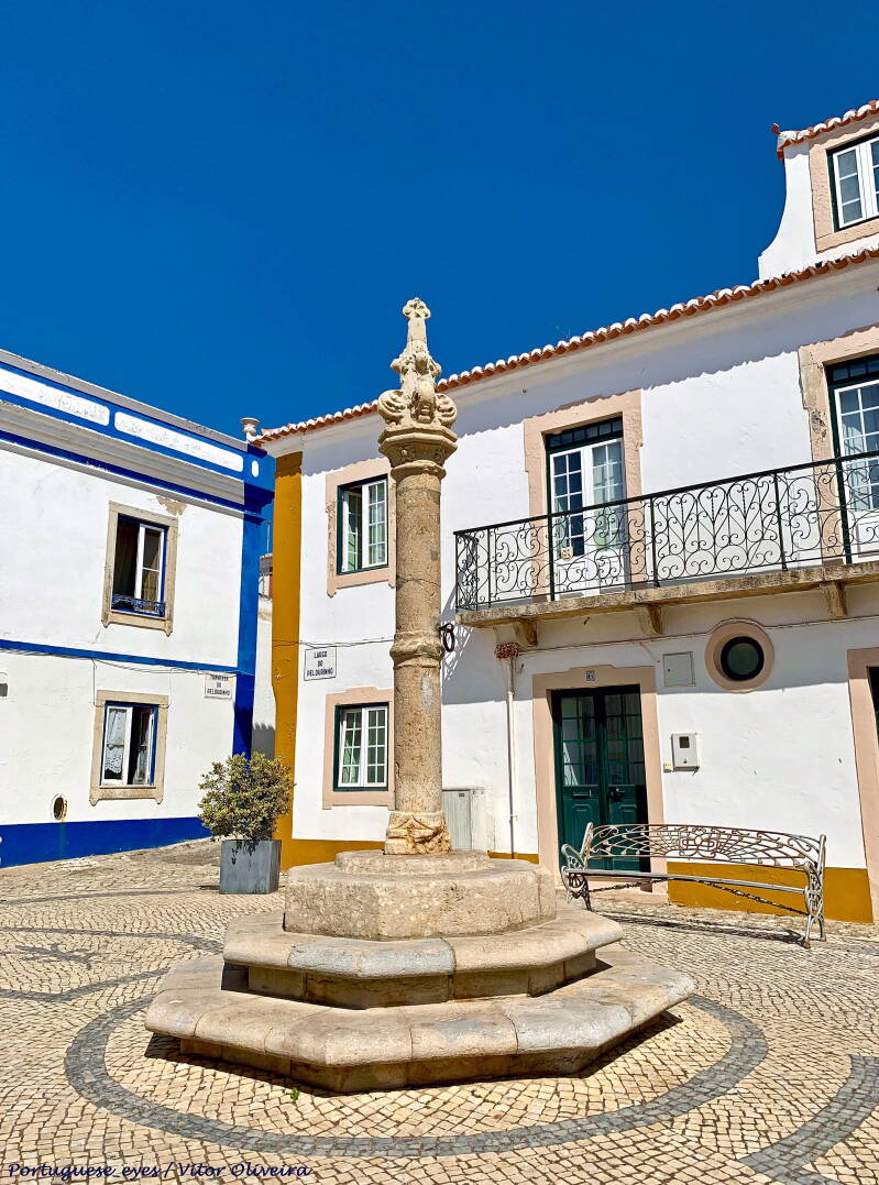 pelourinho_da_ericeira_-_portugal_-48724134202-standard.jpg
