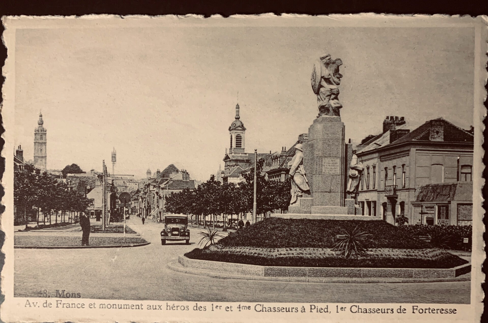 CAP Mons Av de France et monument aux héros des 1 er et 4 me Chasseurs àpied , 1er Chasseurs de Forteresse