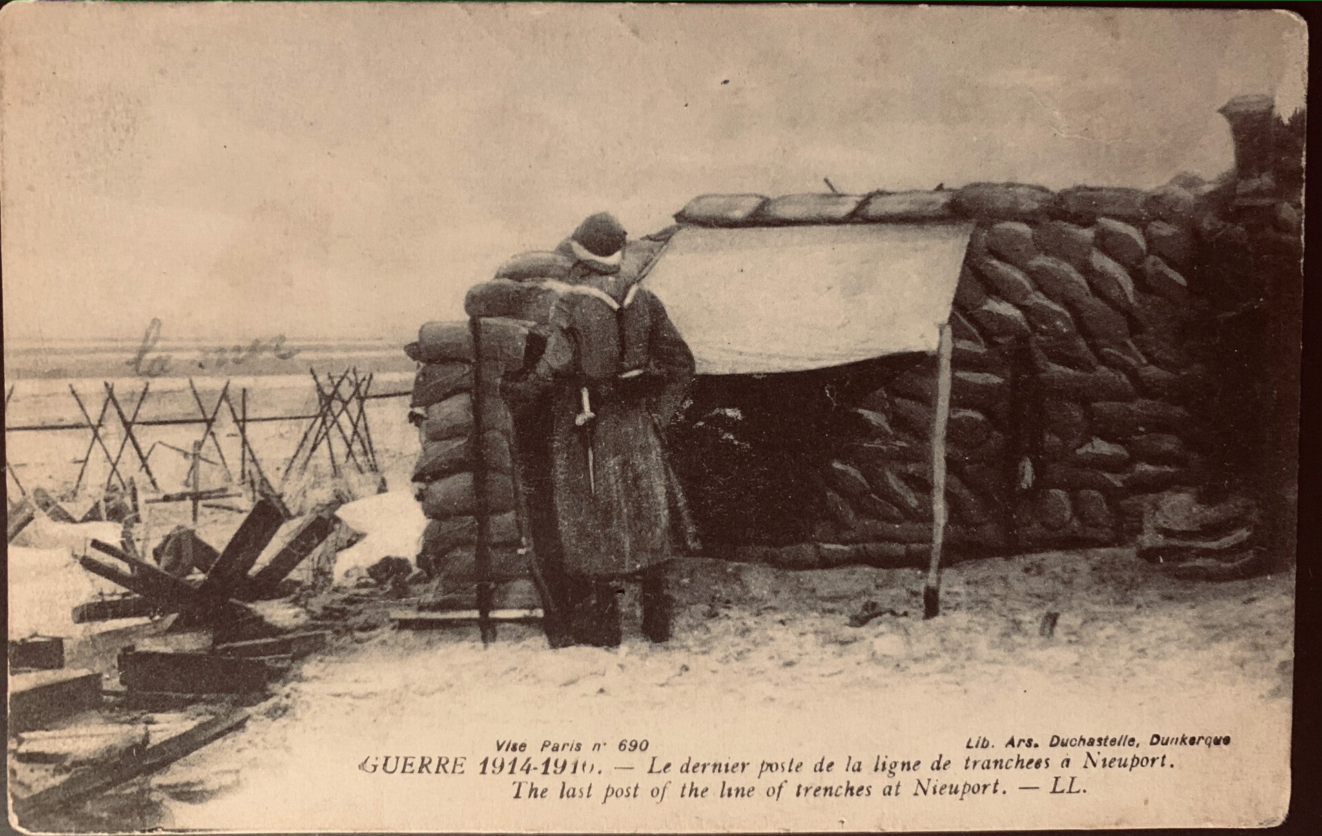 GUERRE 1914-1918. — Le dernier poste de la ligne de tranchées à Nieuport.
