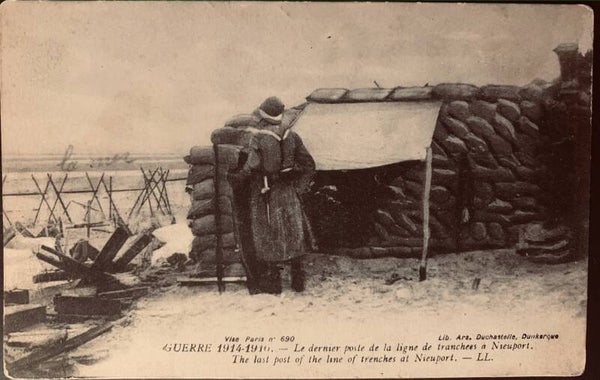 GUERRE 1914-1918. — Le dernier poste de la ligne de tranchées à Nieuport.