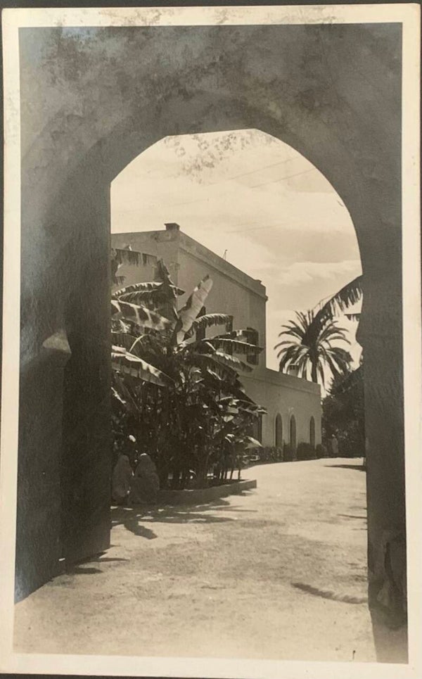 « Entrée du Jardin et Bananiers » (Maroc, circa 1930).