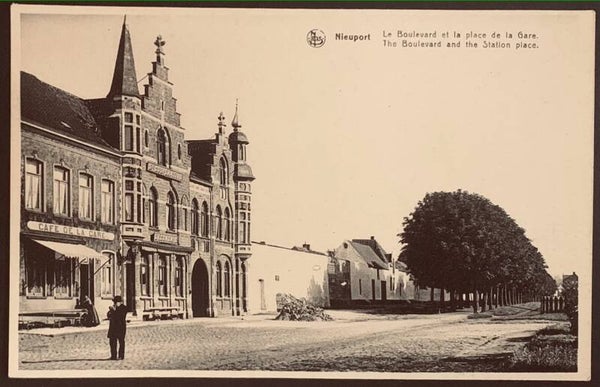 CPA Nieuport Le Boulevard et la place de la Gare