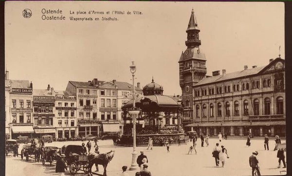 CPA Ostende La place d'Armes et l'Hôtel de ville