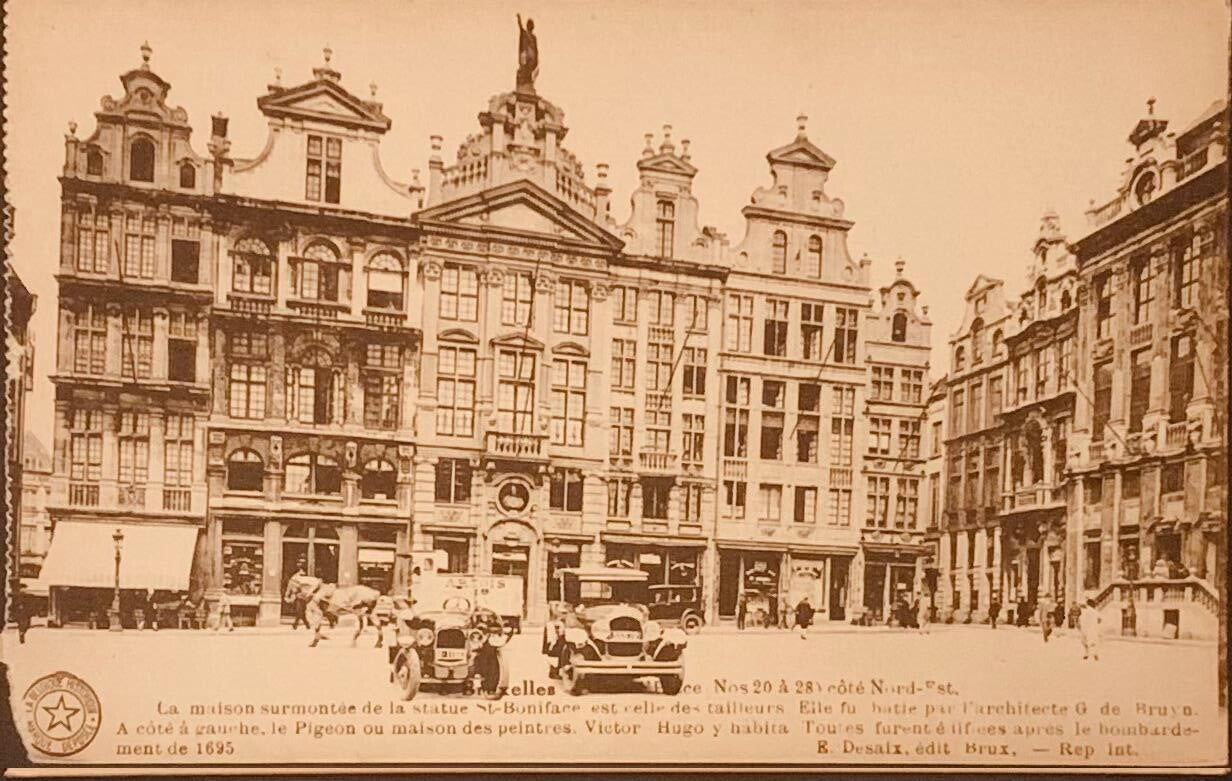 carte postale ancienne riche détails historiques surl a Grand-Place de Bruxelles.