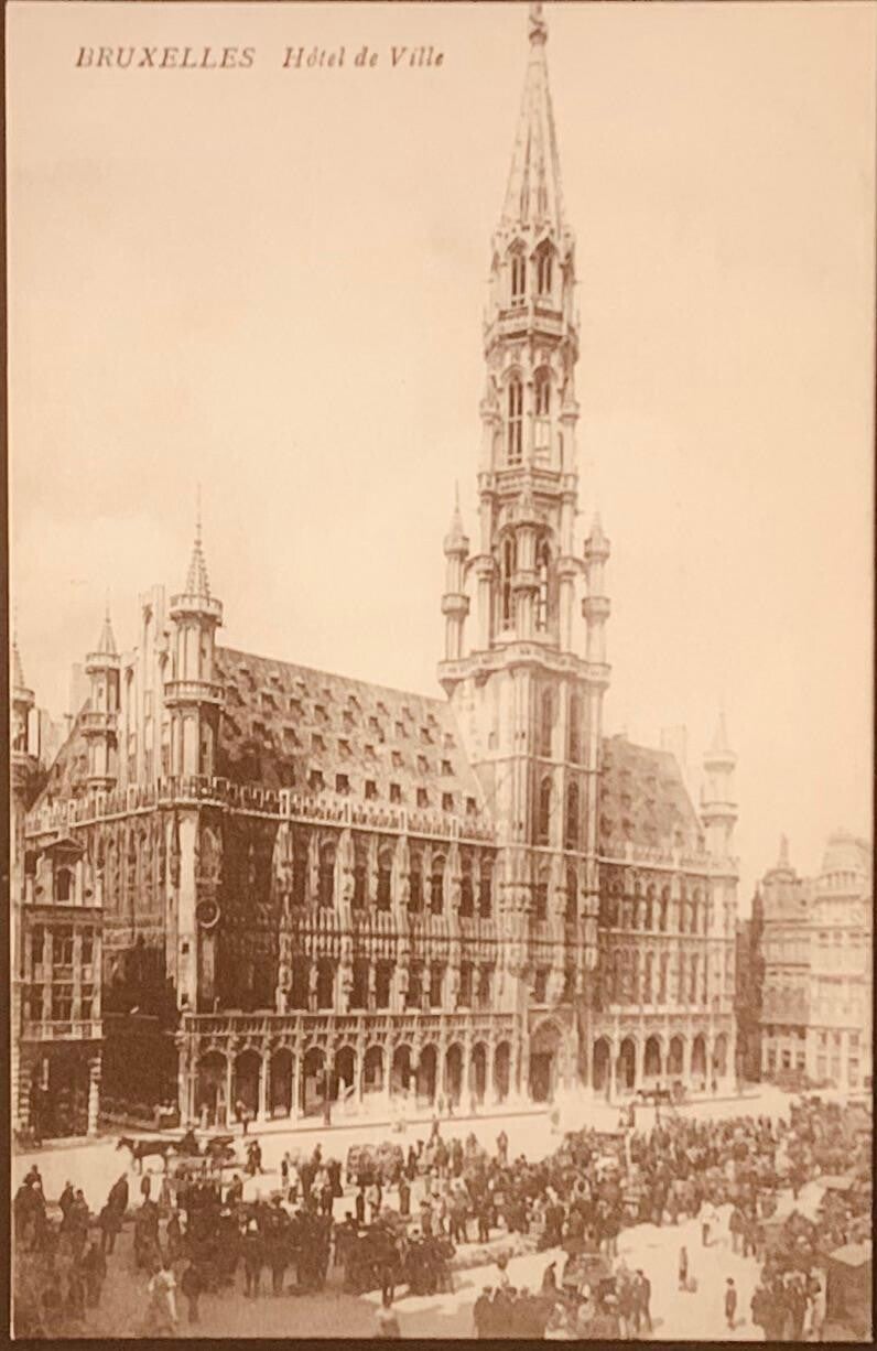 cpa- l'Hôtel de Ville de Bruxelles sur la Grand-Place, une scène photographiée vers la fin du XIXe siècle.