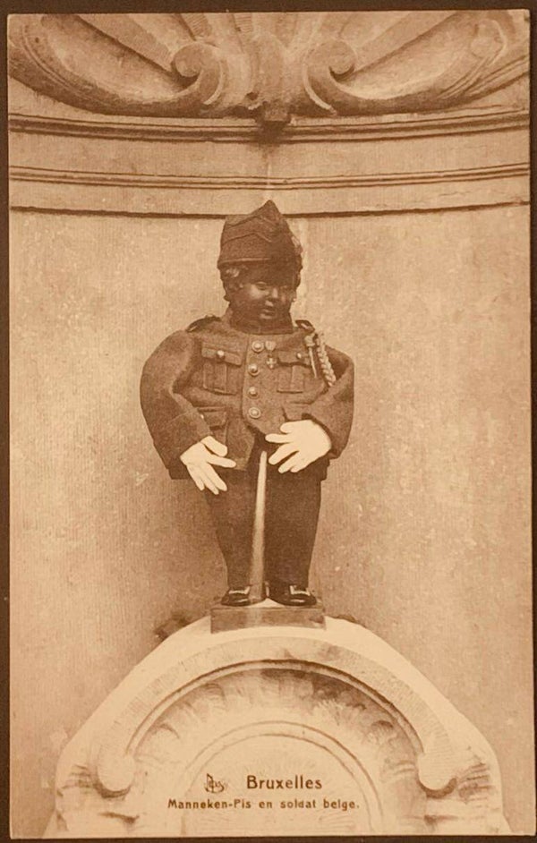 postale ancienne Bruxelles. — Manneken-Pis en soldat belge.