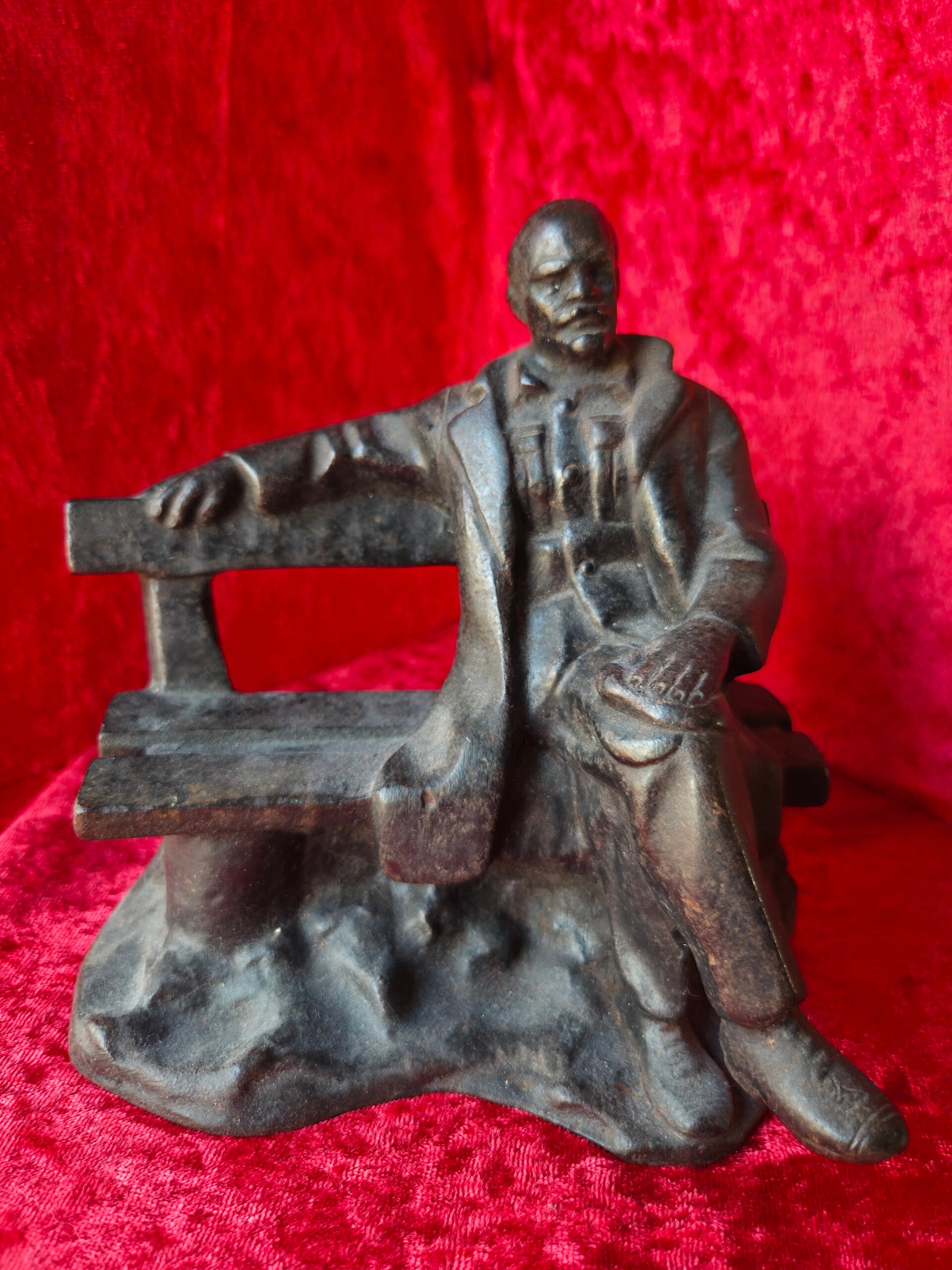 lenin zittend op bankje
