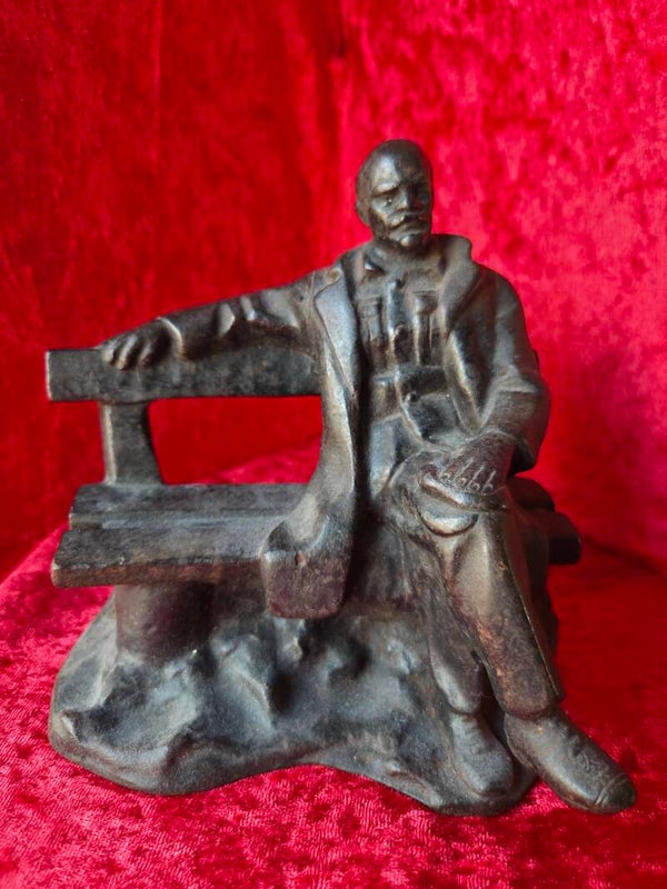 lenin zittend op bankje