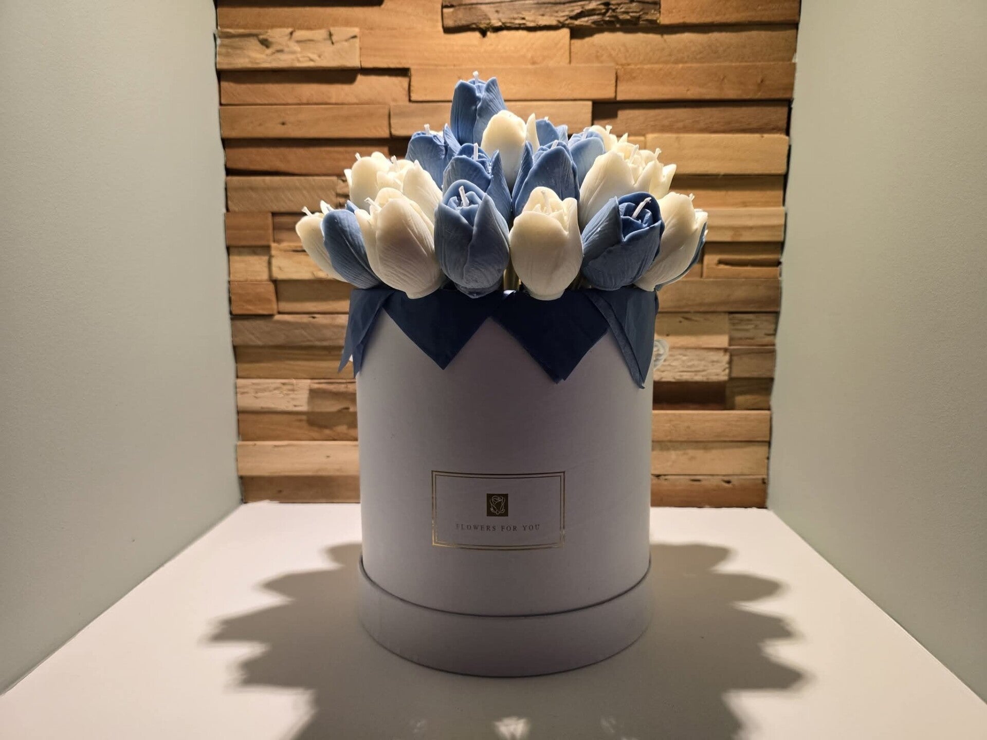 XXL round box with tulip candles